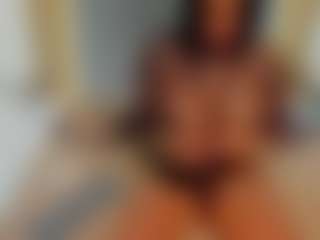 Live cam show with Naomi - Plug on Camsoda