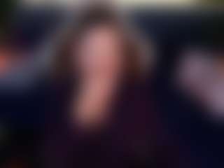 dafnimon MILF webcam performer live streaming