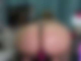 -R-A-R-E-'s Live Sex Cam Show