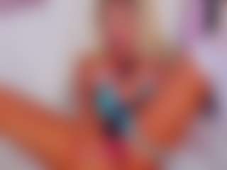 Live cam show with AwwElla - Fingers on Camsoda
