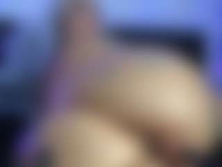 HornyLindzay's Live Sex Cam Show