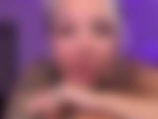 HornyLindzay's Live Sex Cam Show