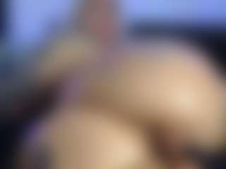 HornyLindzay's Live Sex Cam Show