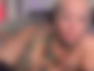 HornyLindzay's Live Sex Cam Show