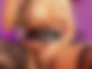 Live cam show with sweet-tiinaa - Implants on Gym Cam Girls