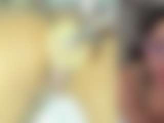 Live cam show with Emily - Small Ass on live18s.com