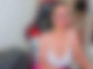 Live cam show with amandaseyfried19 - Middle Aged on Hubzter Live
