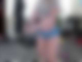Live cam show with blondiewithanass - Oil on instabang