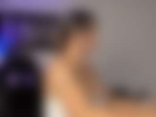 Live cam show with Adri Rogers - Twerking on Uber Horny