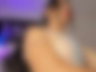 Live cam show with Adri Rogers - Twerking on AdultVida.com