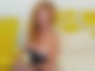 Live cam show with britishmilfpenelope - British on googirlz
