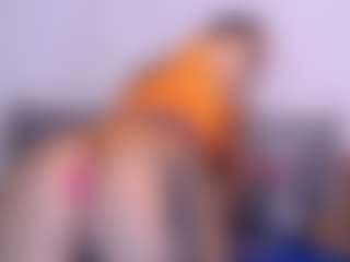 Thayra MILF webcam performer live streaming