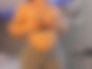 Live cam show with ZOE - Riding on AdultVida.com