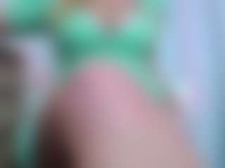 April MILF webcam performer live streaming