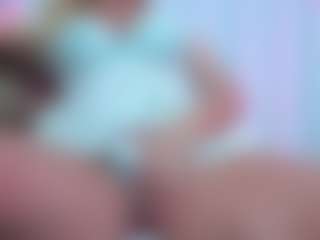 Live cam show with April - Cosplay on AdultVida.com
