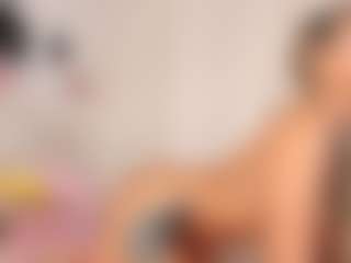Live cam show with Vaiolett Coleman - Strapon on SquirtSoMuch
