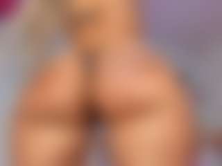 Live cam show with Vaiolett Coleman - Strapon on Gym Cam Girls