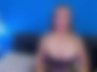 Live cam show with Bella Marie - Living Room on Uber Horny