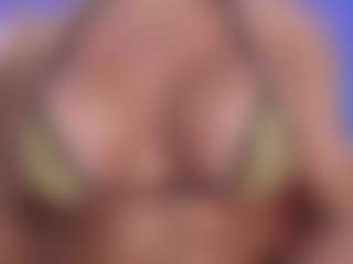 Live cam show with Christie Kroes - Muscle on Dolls Live