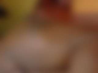 Live cam show with Naomhy - Black MILF on Livezox