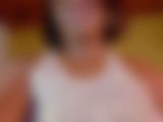 Naomhy MILF webcam performer live streaming