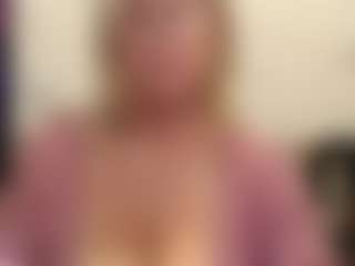 Live cam show with IlariaCetoi - Bedroom Mature on Camsoda
