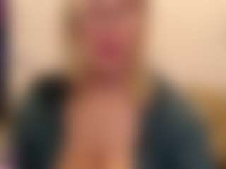 Live cam show with IlariaCetoi - Glasses on Dolls Live