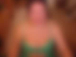 Live cam show with LauraRuth - Living Room on xxxlivecams.org