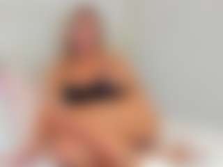 EllisaCherry MILF webcam performer live streaming
