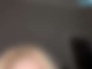 Live cam show with Crumslut - Living Room on chickslive.net
