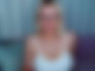 Live cam show with MonaLisaG - Middle Aged on livesuperchat.net