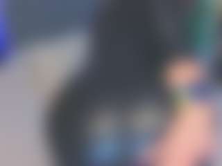 Kira MILF webcam performer live streaming