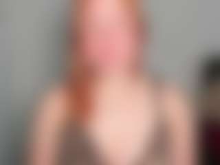 Live cam show with LaylaxCute - British on xDating