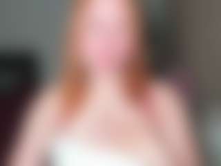 LaylaxCute MILF webcam performer live streaming