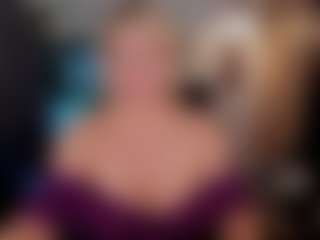YolandaKiss MILF webcam performer live streaming