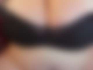 Live cam show with KellyPerfect - Green Eyes on Gym Cam Girls