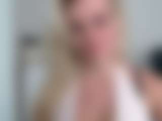 Live cam show with CorneliaBarbie - Upskirt on UwU Esports