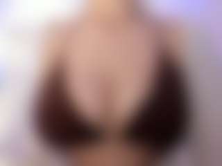 akura011 MILF webcam performer live streaming