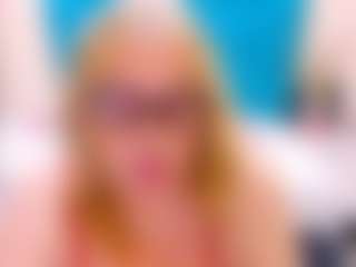 Live cam show with Nayla-Garner - Glasses on Gym Cam Girls