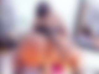 Live cam show with Laura Saenz - Oil on nudelive.tv