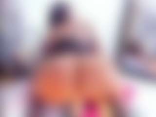 Live cam show with Laura Saenz - Shaved on Milf Play