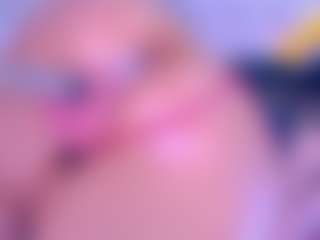 Bigassmonic MILF webcam performer live streaming