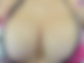 Live cam show with nayla-thompson - Living Room on Milfs Live