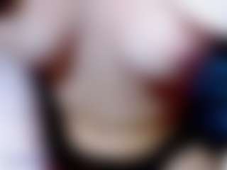 Eva-hot-blond MILF webcam performer live streaming