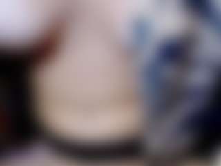 Eva-hot-blond MILF webcam performer live streaming