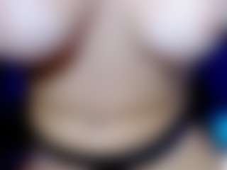 Eva-hot-blond MILF webcam performer live streaming