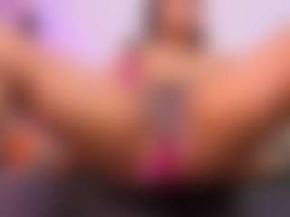 louisenails MILF webcam performer live streaming