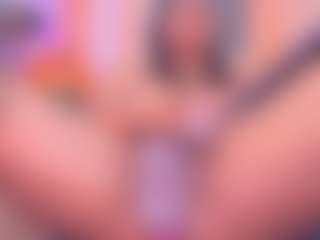 louisenails MILF webcam performer live streaming