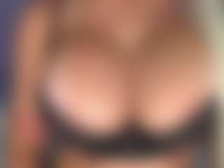 Live cam show with Emma Gray - Gamer on nudelive.tv
