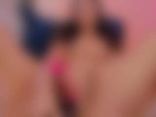 Live cam show with L U I S A H - Living Room on Camsoda